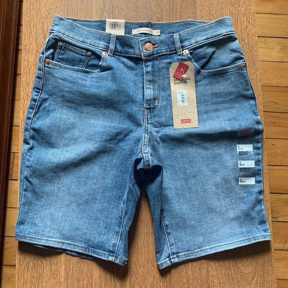 NWT LEVI’S Shorts 29 Light Wash Bermuda